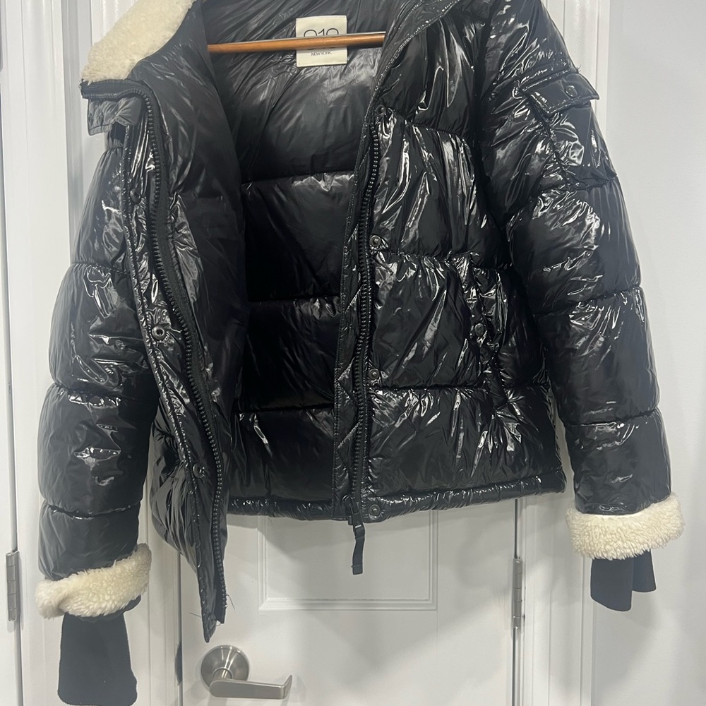 Elegant Black Puffer Jacket with Shearling Accents